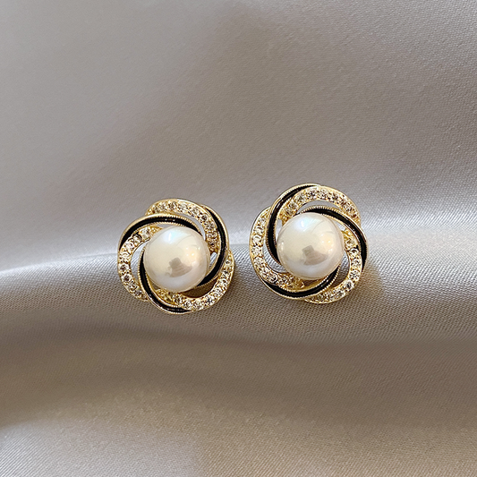 Elegantes pendientes de esfera bañados en oro brillante 