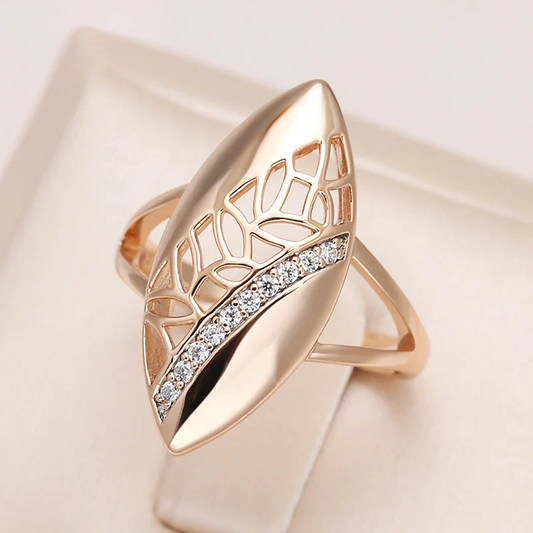 Elegante anillo puntiagudo de circonita