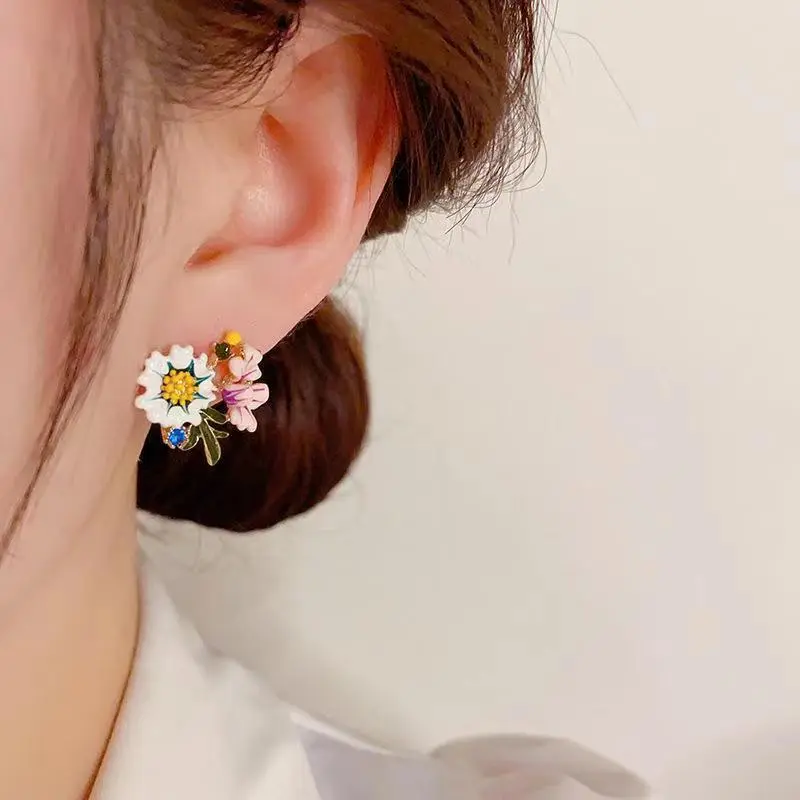 Elegantes pendientes de flores de colores