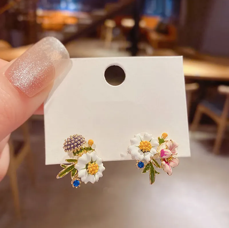 Elegantes pendientes de flores de colores