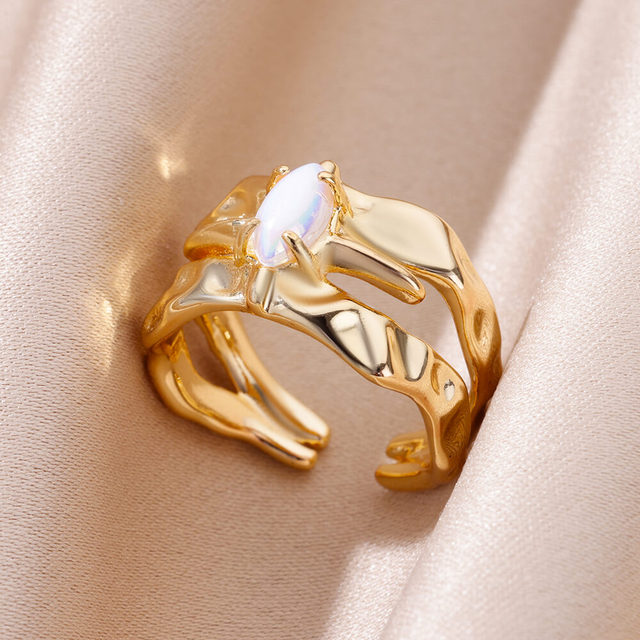 Anillo de piedra lunar ovalada dorada 