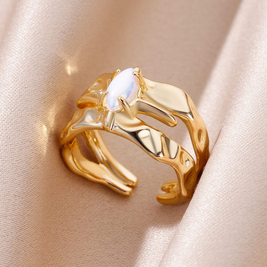 Anillo de piedra lunar ovalada dorada 