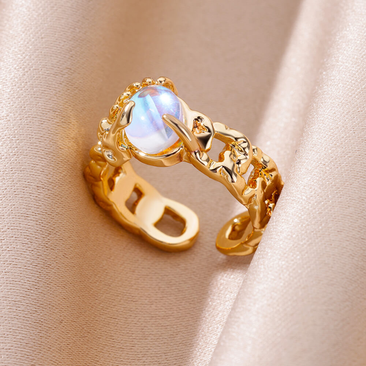 Anillo de piedra lunar dorada
