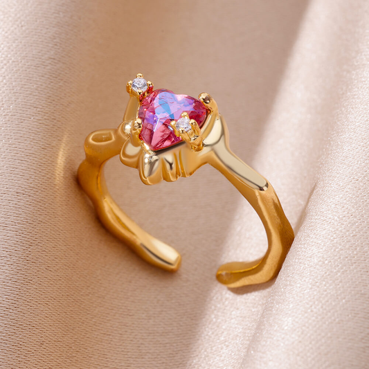 Anillo de corazón de cristal rojo dorado 
