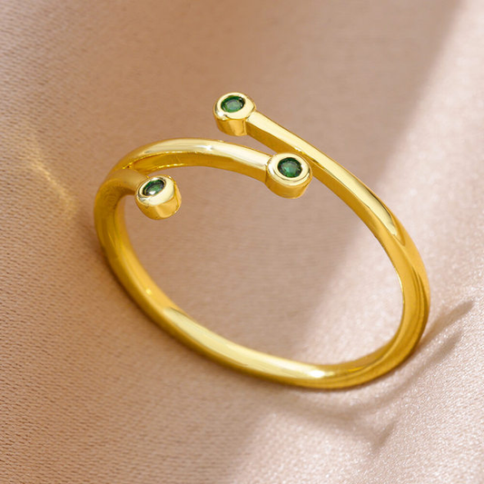 Anillo dorado con triple circonita verde 