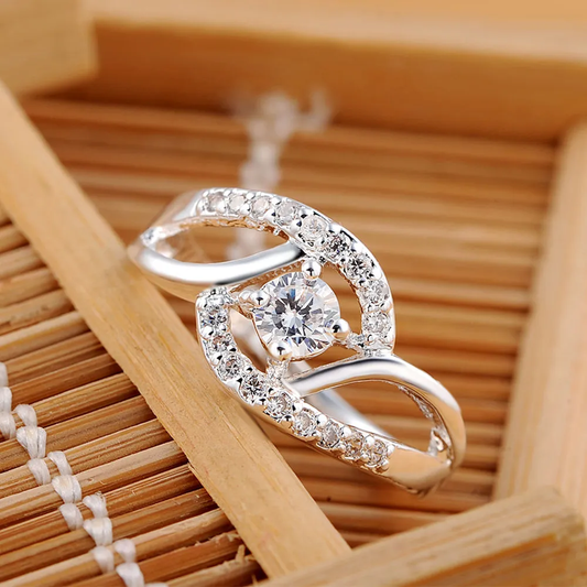 Elegante anillo de plata con circonitas redondeadas