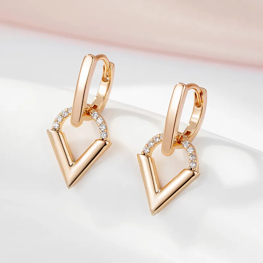 Elegantes pendientes triangulares dorados