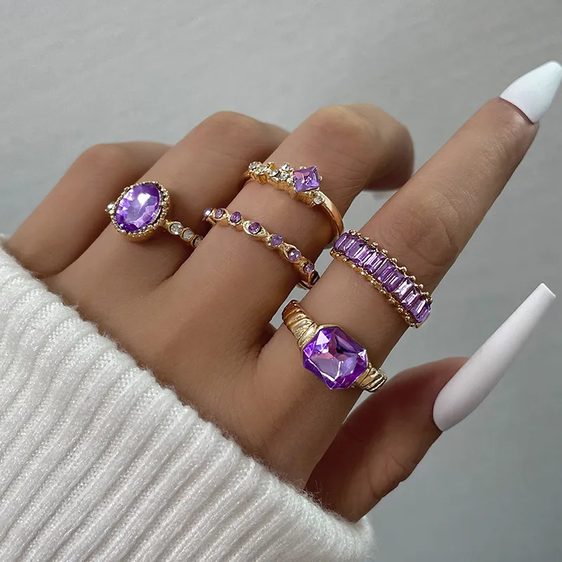 Elegante conjunto de anillos de circonita morada 