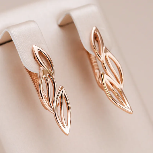 Pendientes elegantes de hojas doradas