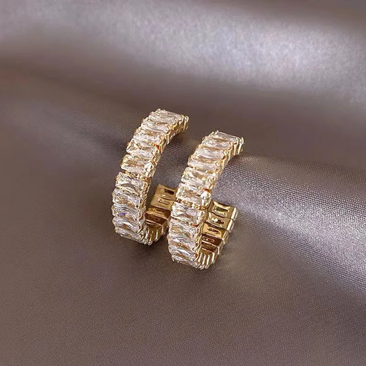 Elegantes pendientes de aro con circonitas 
