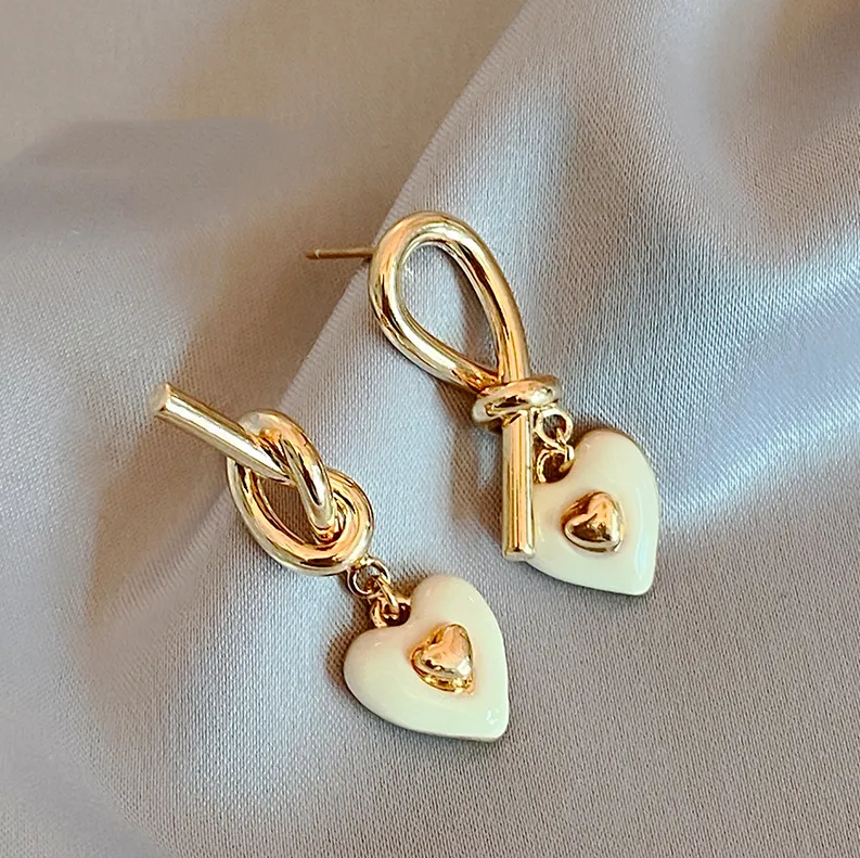 Elegantes pendientes de corazón blanco 