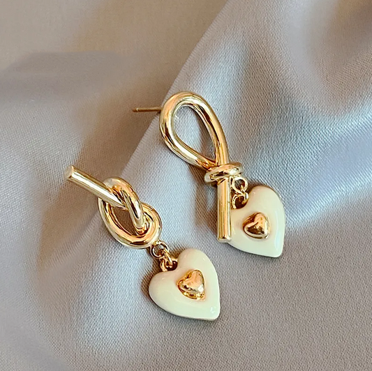 Elegantes pendientes de corazón blanco 