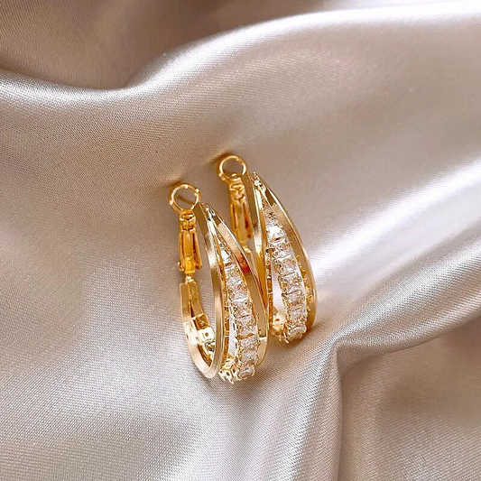 Elegantes pendientes dorados brillantes