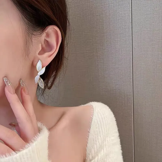 Elegantes pendientes de alas blancas 