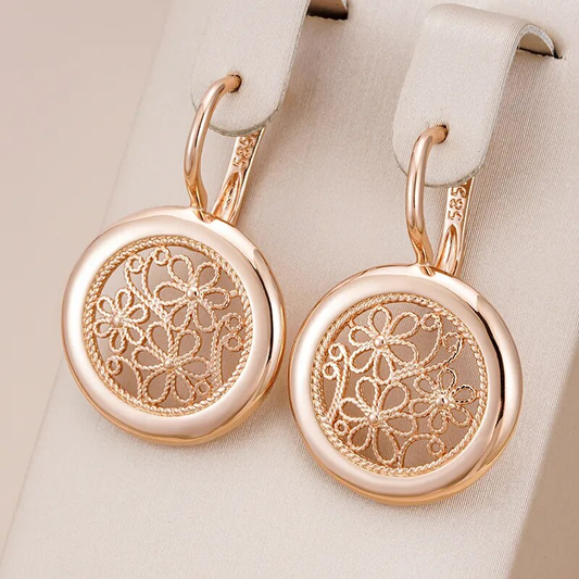 Elegantes pendientes dorados con flores redondeadas 