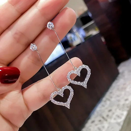 Elegantes pendientes de corazón brillante
