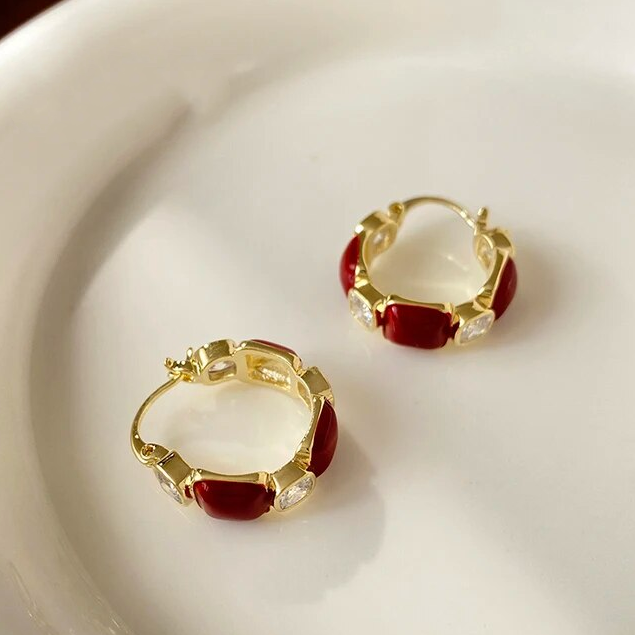 Elegantes pendientes dorados de piedra roja