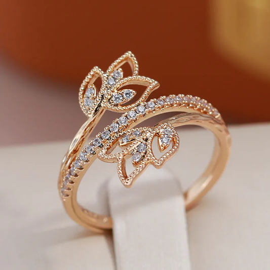 Elegante anillo hueco con rosa brillante