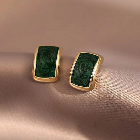 Elegantes pendientes dorados pintados de verde 
