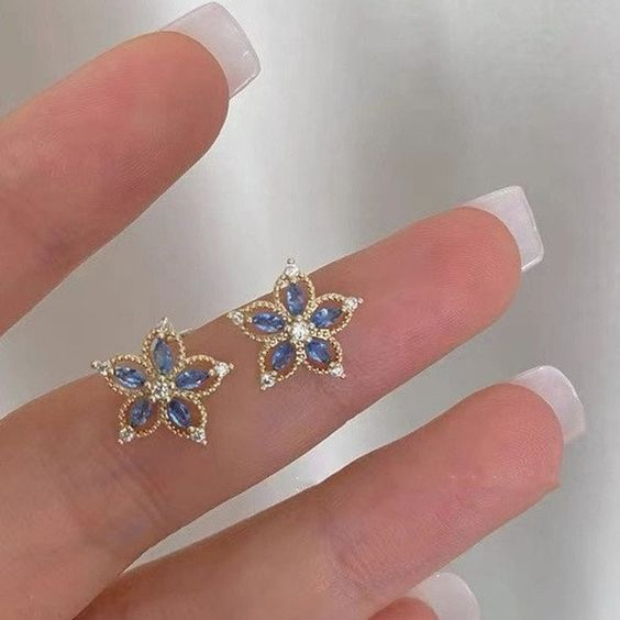 Elegantes pendientes de flores de cristal azul 