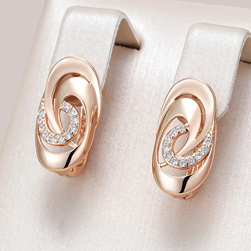 Elegantes pendientes brillantes en espiral 