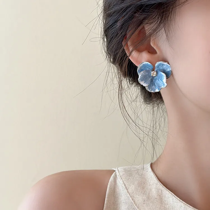 Elegantes pendientes de flores azules