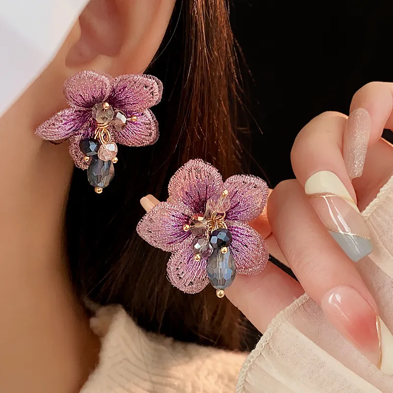 Boucles d'oreilles élégantes en forme de fleur violette éclatante