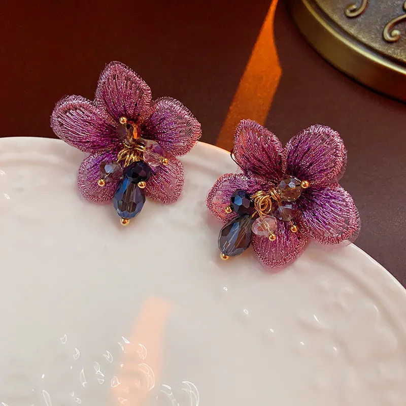 Boucles d'oreilles élégantes en forme de fleur violette éclatante