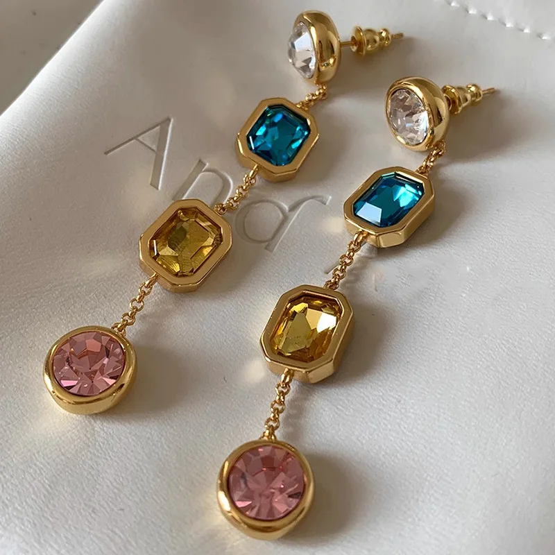 Elegantes pendientes colgantes de circonitas de colores