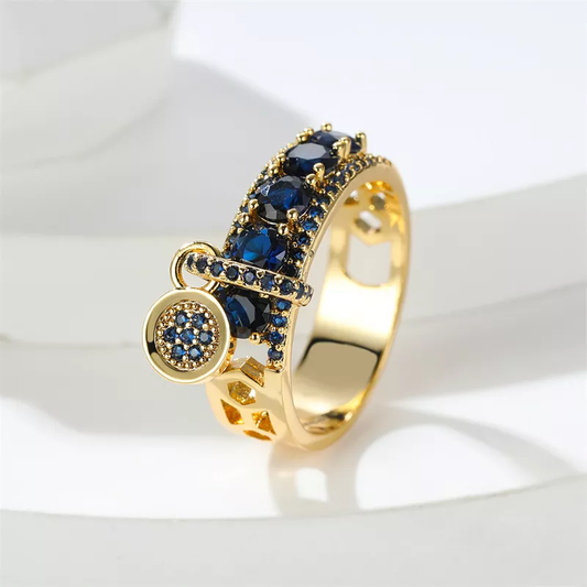 Elegante anillo dorado con circonitas azules incrustadas 