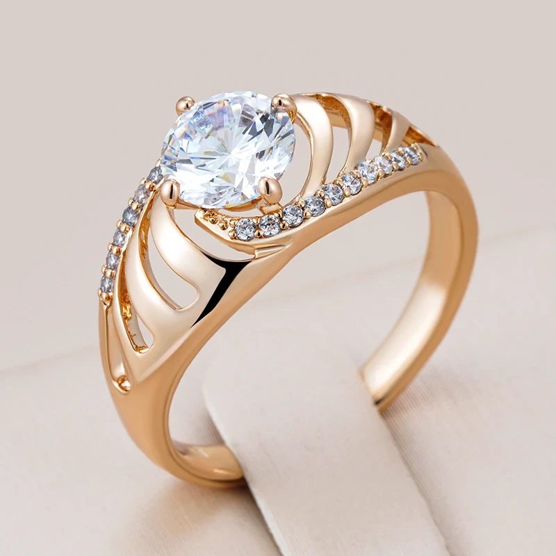 Elegante anillo de circonita hueca en espiral 