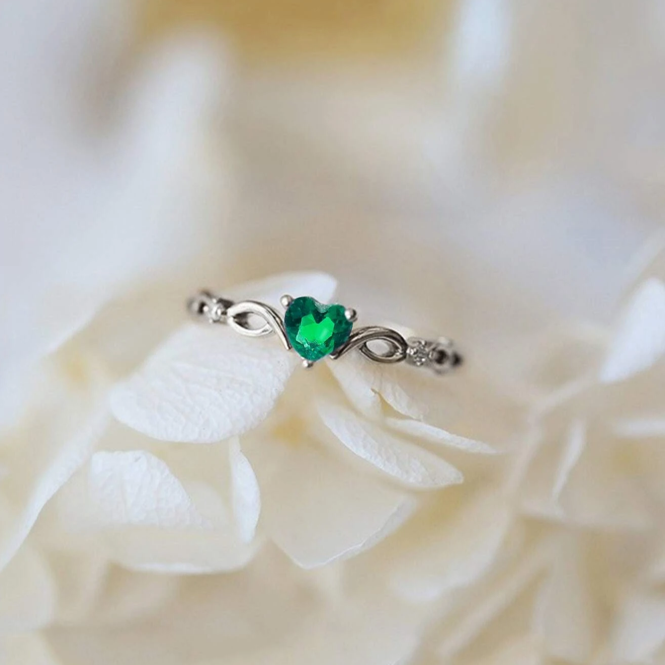Elegante anillo de plata con circonitas en forma de corazón verde
