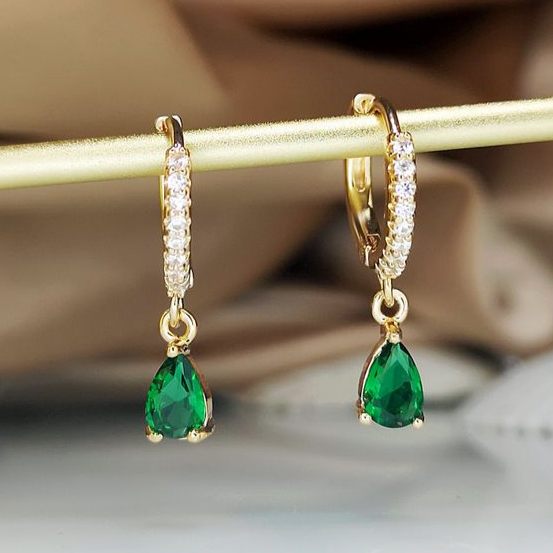 Pendientes dorados brillantes con circonitas verdes 