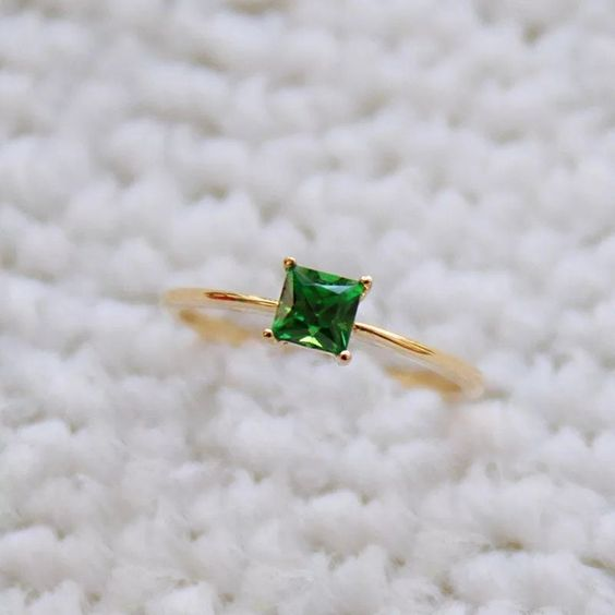 Anillo de oro con circonita verde 
