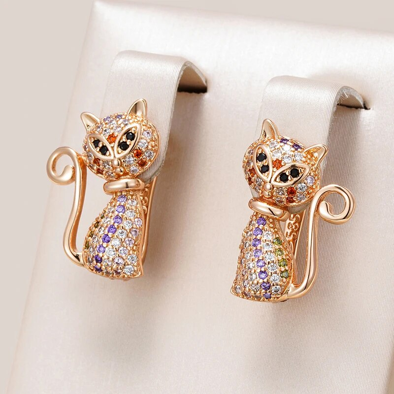 Elegantes pendientes de gatito con circonitas de colores