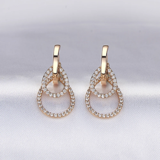 Elegantes pendientes huecos y brillantes