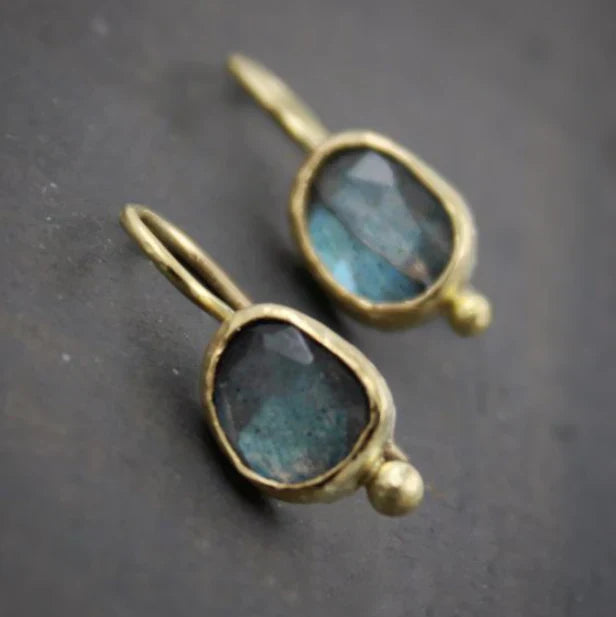 Pendientes dorados vintage con incrustaciones de piedra azul 