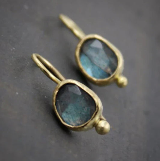 Pendientes dorados vintage con incrustaciones de piedra azul 