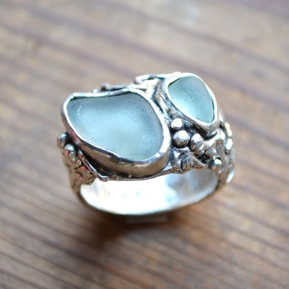 Anillo vintage de piedra azul con incrustaciones naturales 