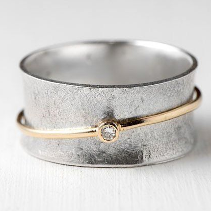 Anillo vintage de plata con circonitas y línea dorada 