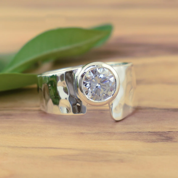 Anillo vintage de cristal plateado con incrustaciones 