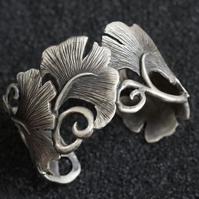 Anillo vintage de plata con pétalos abiertos