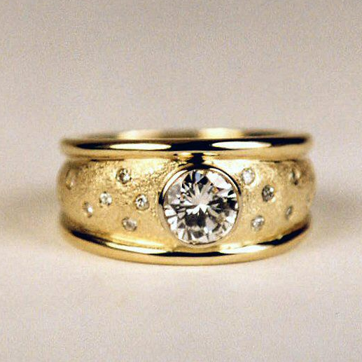 Anillo vintage dorado y de cristal 