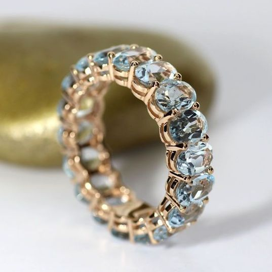 Anillo vintage de oro con incrustaciones de cristal azul