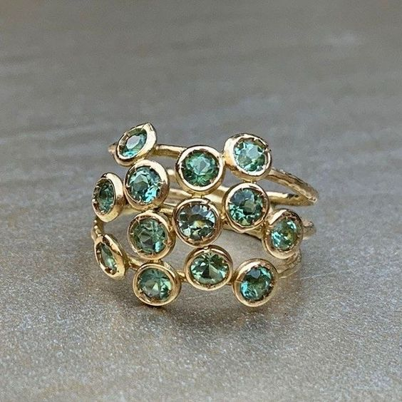 Anillo vintage de cristal con incrustaciones verdes 