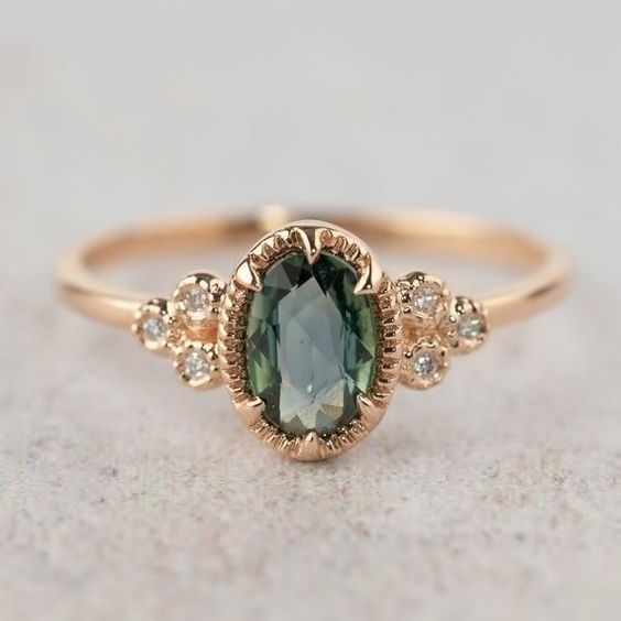 Anillo vintage de oro con incrustaciones de cristal verde