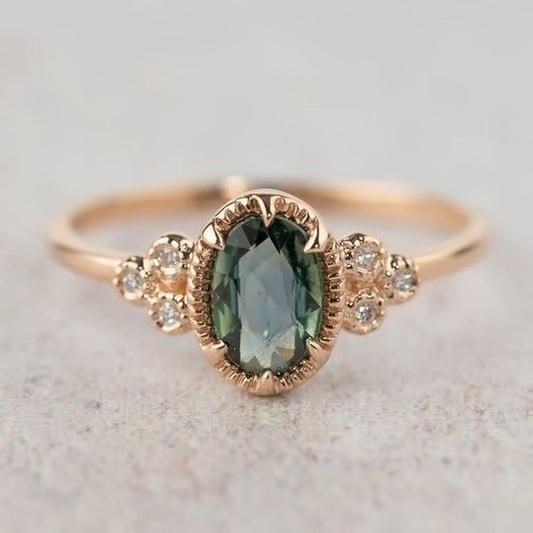 Anillo vintage de oro con incrustaciones de cristal verde