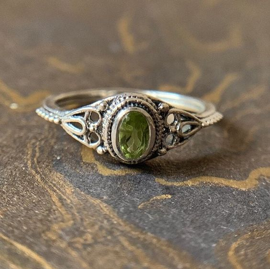 Anillo vintage de plata con piedra verde