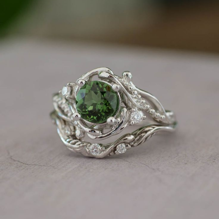 Anillo vintage con rama de piedra verde 