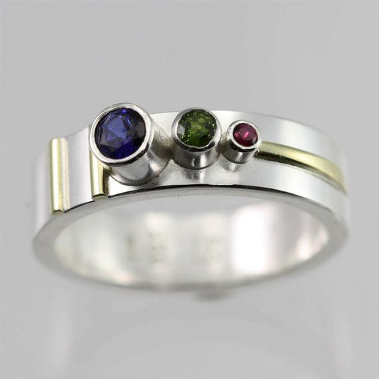 Anillo vintage de plata con incrustaciones de piedras de colores 